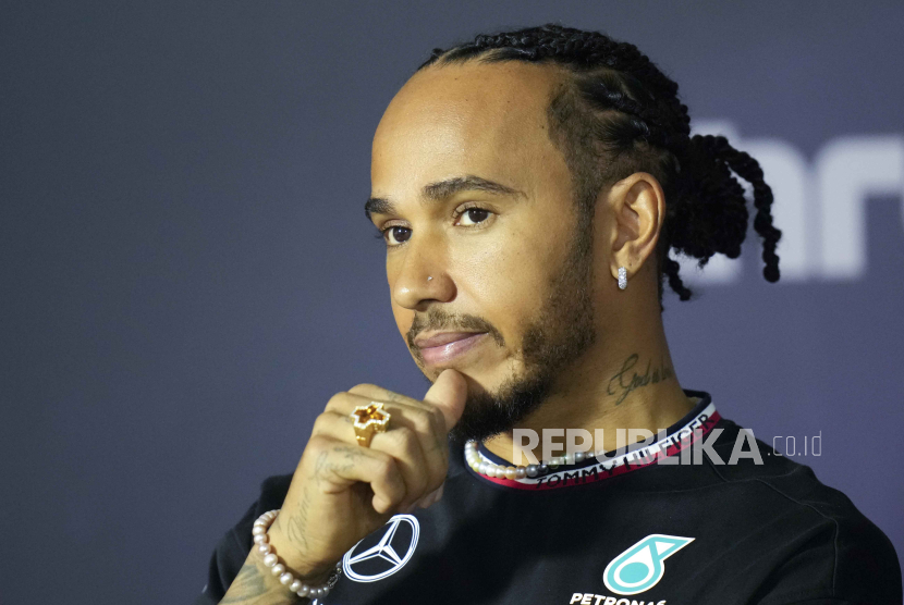 Hamilton Tutup Telinga Soal Pro Kontra Dirinya Pindah ke Ferrari