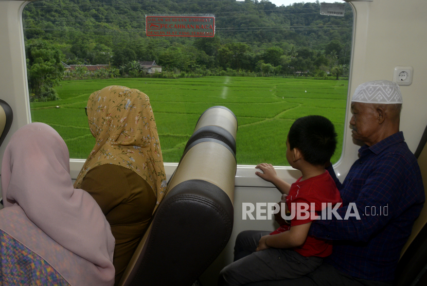 Libur Lebaran, Masyarakat Padati Kereta Api Pertama di Sulawesi