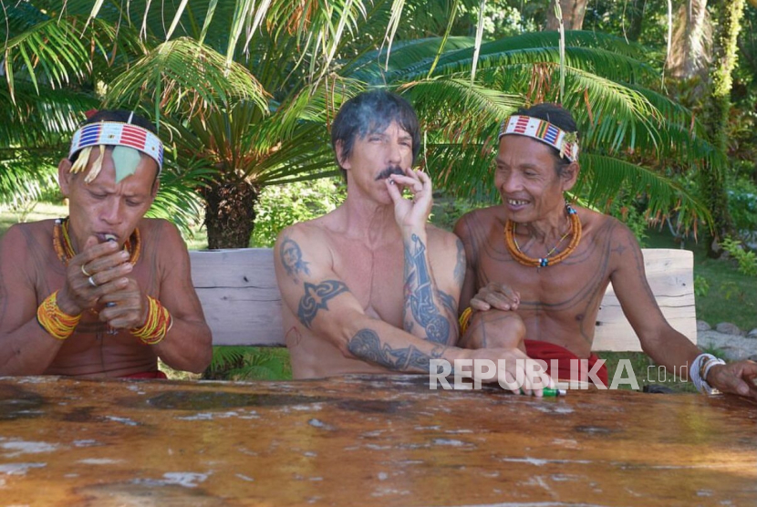 Momen Vokalis RHCP Ikut Ritual Bareng Sikerei di Mentawai