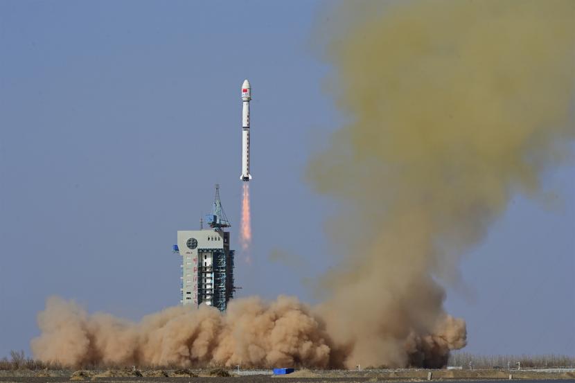 Satelit Relai Queqiao-2 China Siap Mendukung Misi Sampel Sisi Jauh Bulan