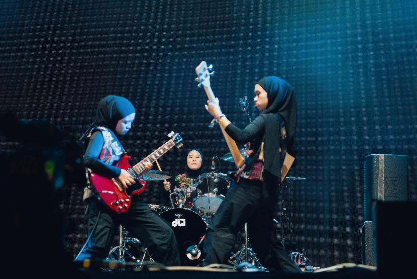 Band Metal Hijab VoB Gebrak Panggung Pestapora, Nyanyi Lagu tentang Bumi dan Palestina