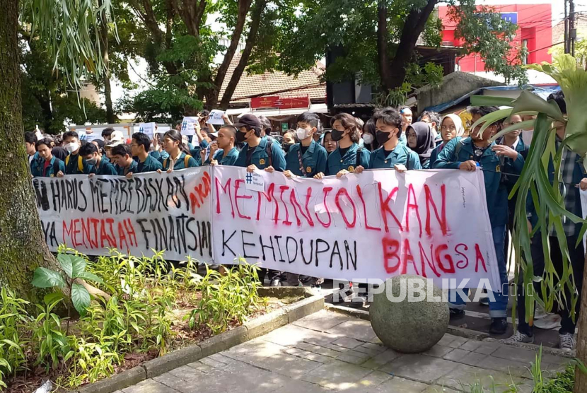 Mahasiswa Protes Kuliah Mahal, PTN-BH Diminta Terbuka dan tak Sembarangan Tentukan UKT